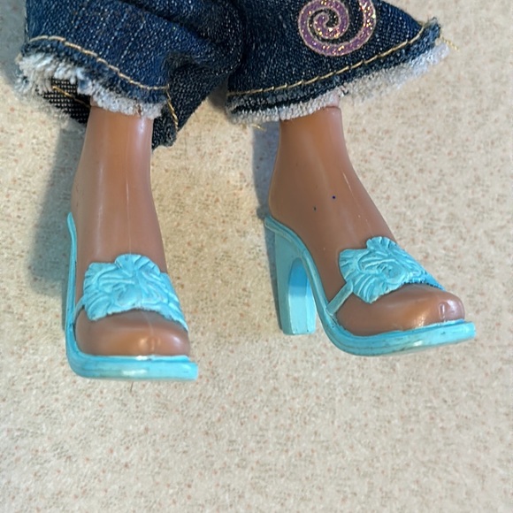 2001 MGA Bratz doll nice eye shadow no earrings (1) please view all photos - Picture 7 of 11